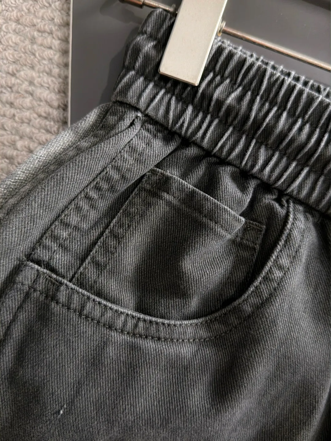 Next day shipment P195 Balenciaga High Quality 2026 Autumn and Winter New Arrival elastic band casual pants, counter-customized fabrics, Breathable, high comfort, impeccable details, brand element design concept, reflecting high quality. It feels delicate and soft! It presents a casual cut and the upper body shape is great! Sizes:S-3XL